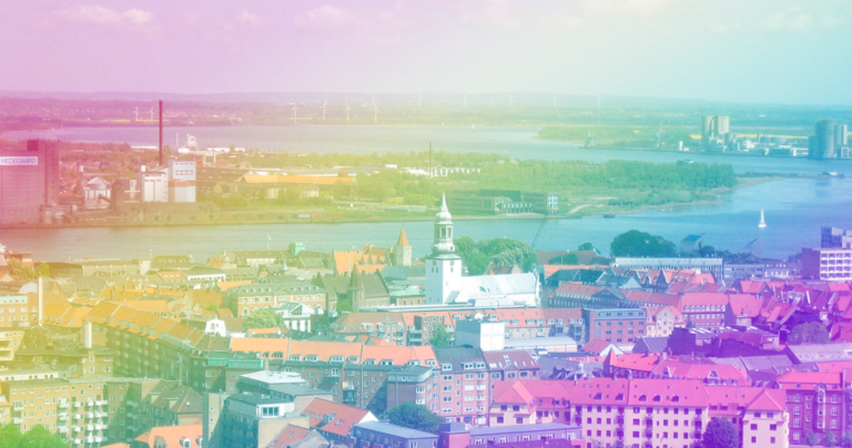 Et billede af Aalborg med regnbuefarvet filter henover