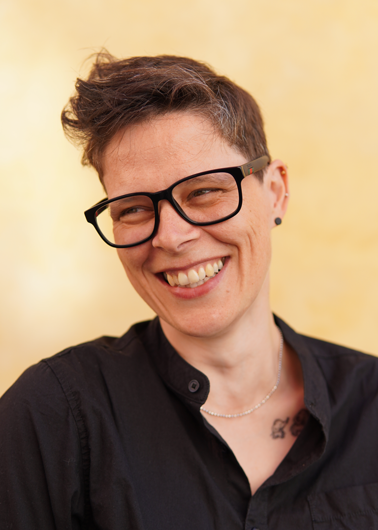 Nicole Scharf (hun/hende)