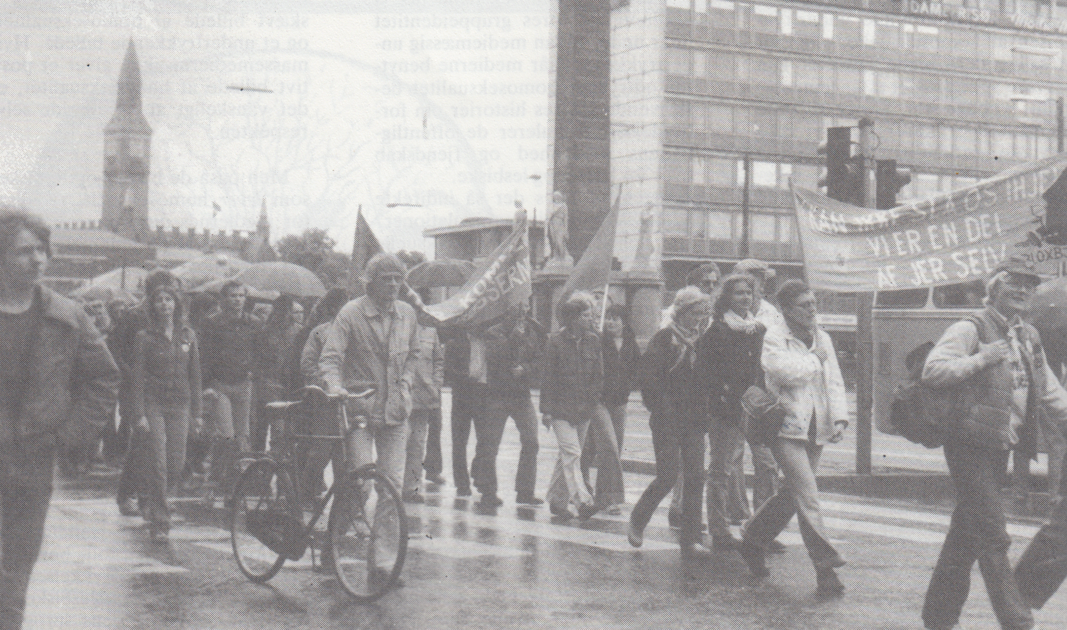 Gammelt billede af en demonstration i København. LGBT+ personer demonstrerer med bannere og i baggrunden ses Københavns Rådhus