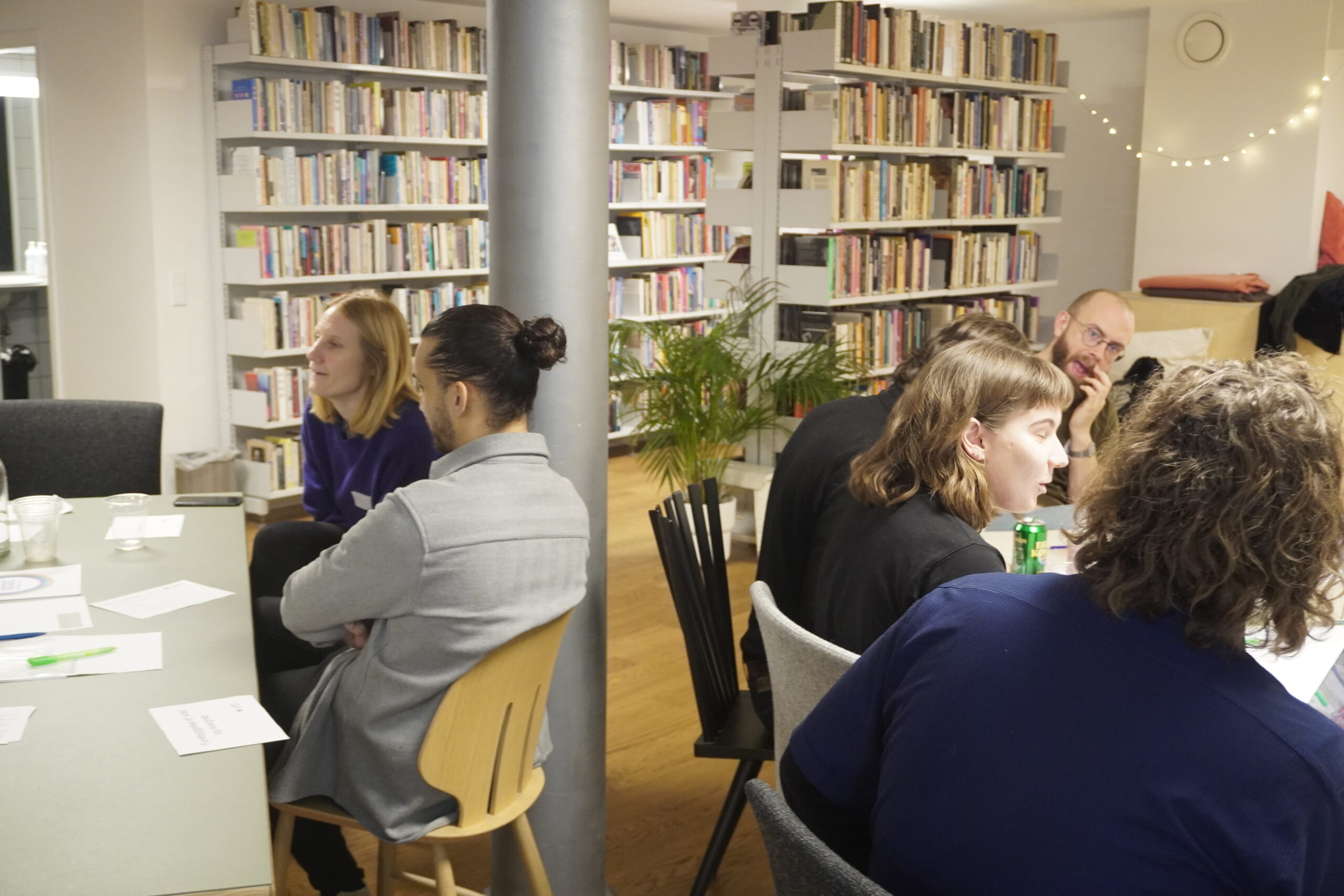 Deltagere til Åbent politisk værksted brainstormer sammen om initiativer til kommende LGBT+ Handlingsplan