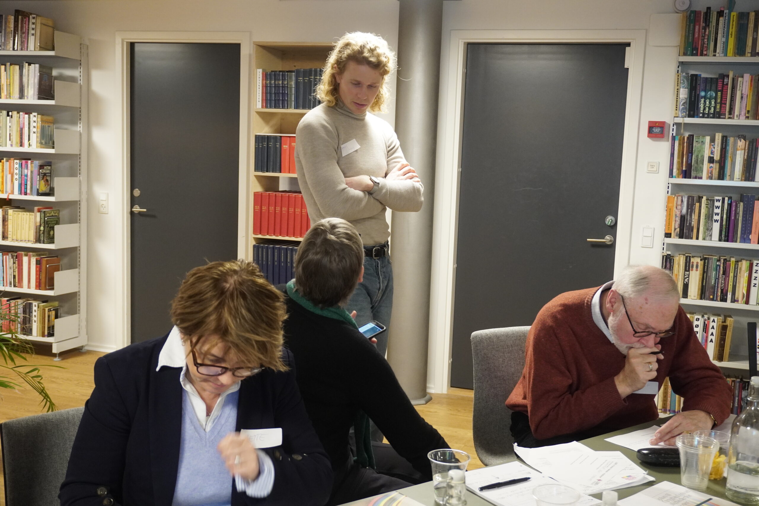Deltagere til Åbent politisk værksted brainstormer sammen om initiativer til kommende LGBT+ Handlingsplan