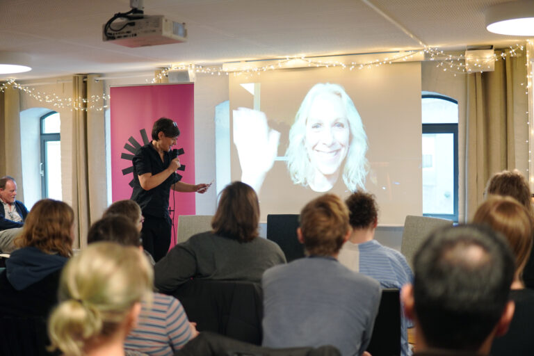 Susanne Branner Jespersen, sekretariatschef, introducerer Robyn Ochs, som er med over en skypeforbindelse