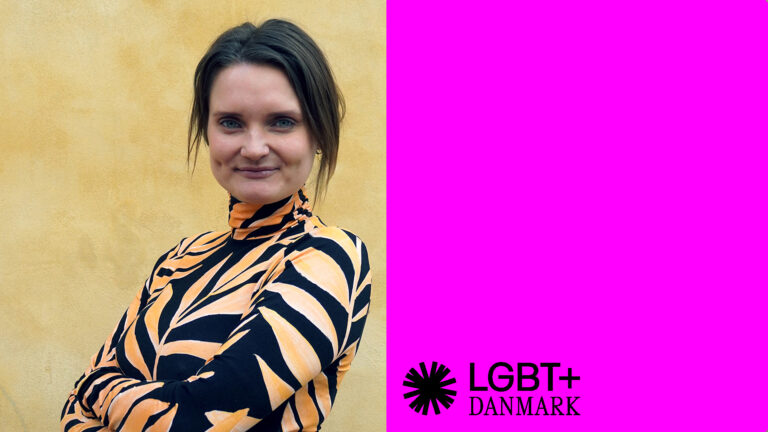 Foto af Mie Birk Jensen ved siden af pink firkant med LGBT+ Danmarks logo