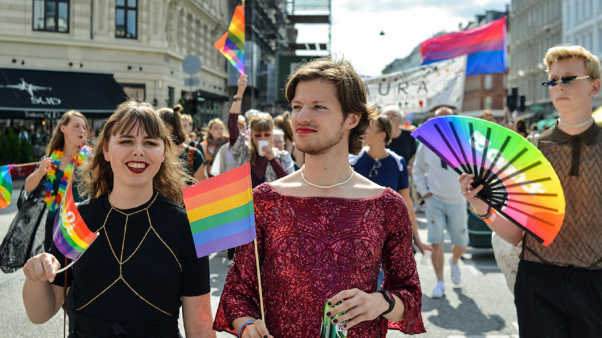Folk med regnbuseflag og regnbuevifter under Copenhagen Pride 2021