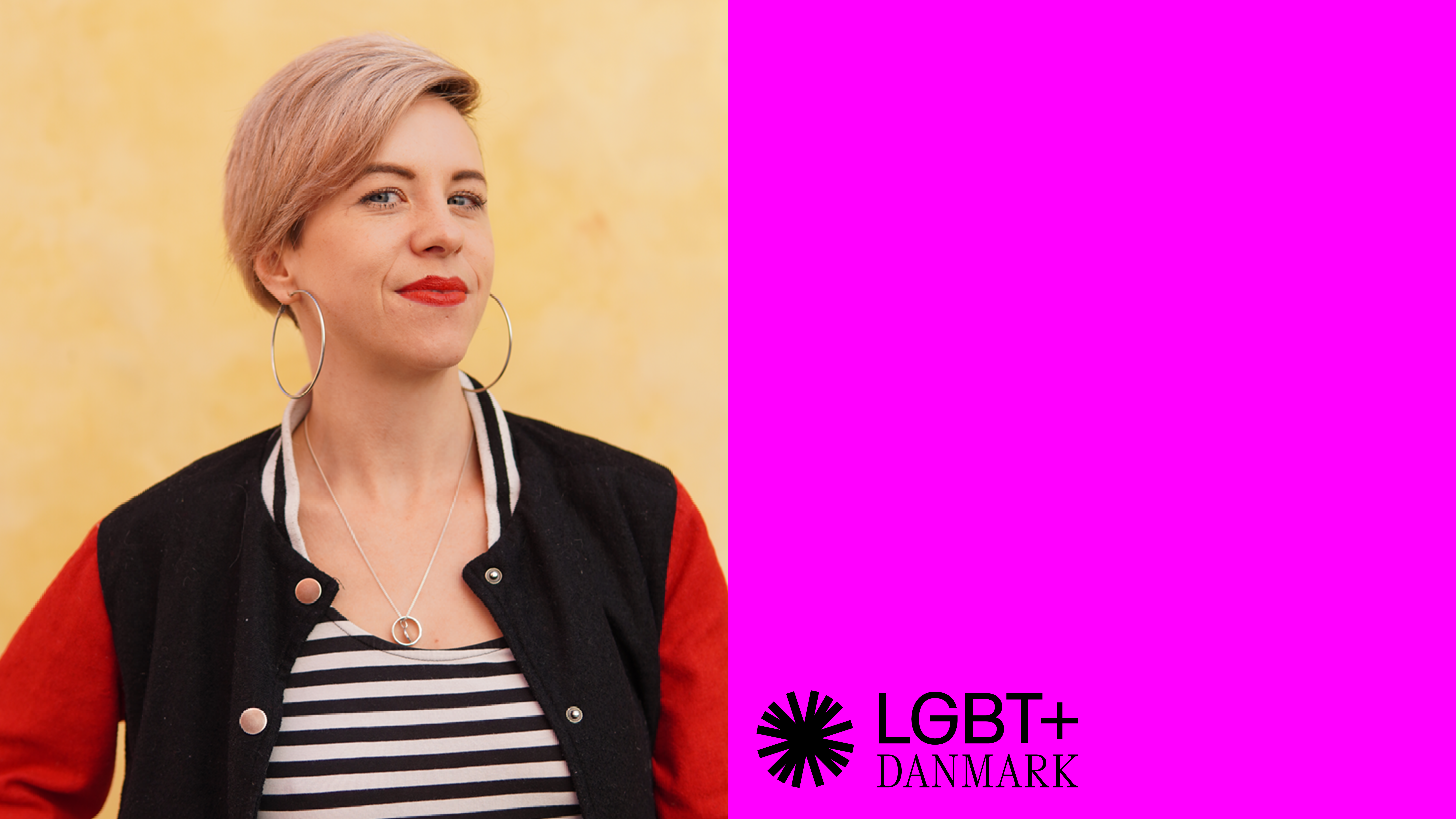 Billede af programleder for rådsgivningsindsatserne Sylvia til venstre. Billedet er delt i to og til højre er en ensfarvet magenta baggrund med LGBT+ Danmarks logo nede i venstre hjørne.