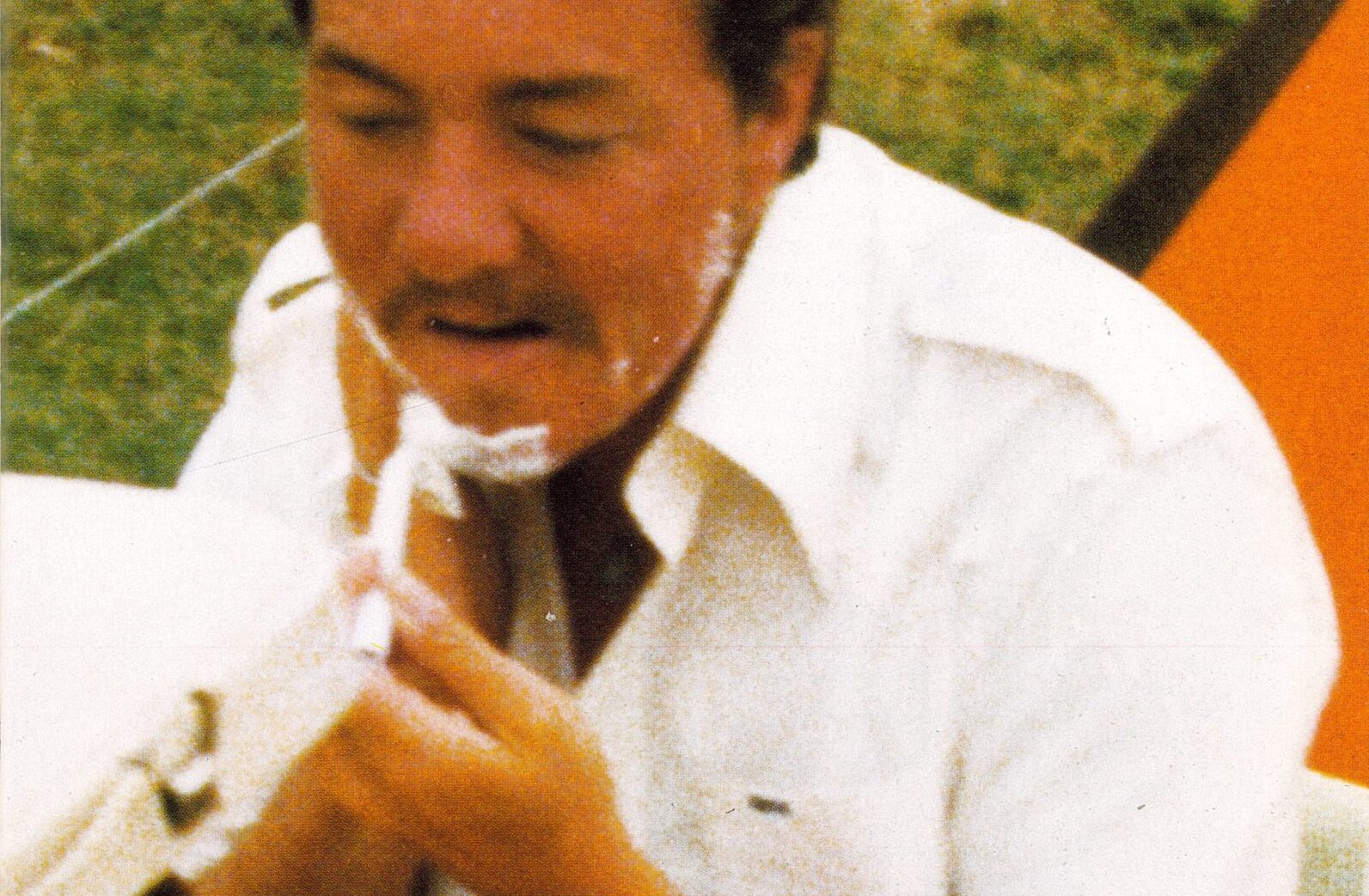 Foto af Thomas Holck som barberer sig fra bogen Hamskifte