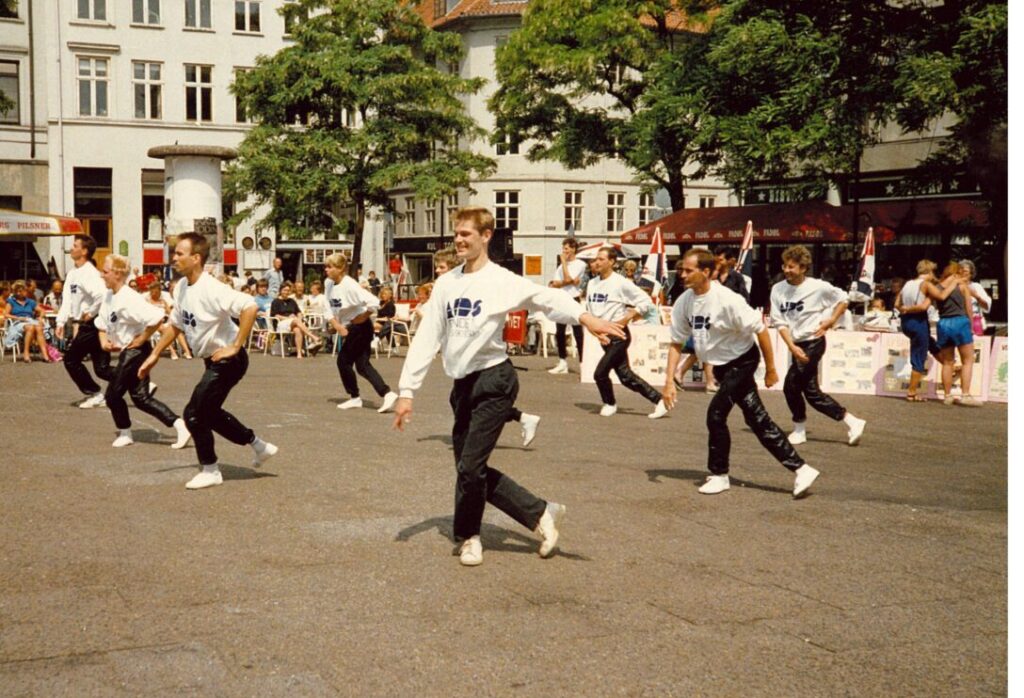 Alle miljøets aktører arbejder tæt sammen: Til LBL’s 40 års jubilæumsuge i 1988 laver gymnaster fra Pan Idræt opvisning på Kultorvet i København iført AIDS-Fondets smarte sweatshirts (og læderbuks?)