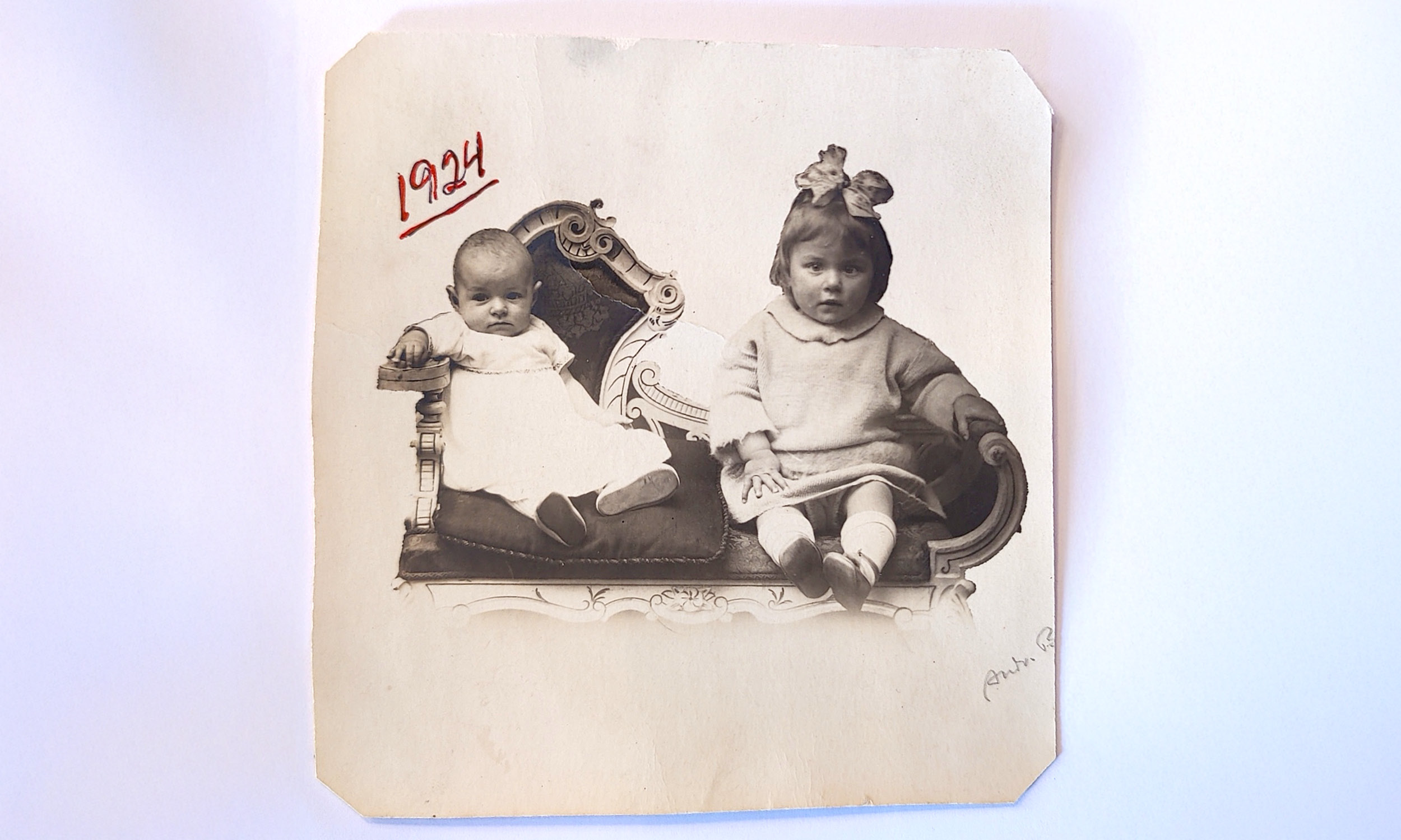 Doris Pollas som spædbarn med søster