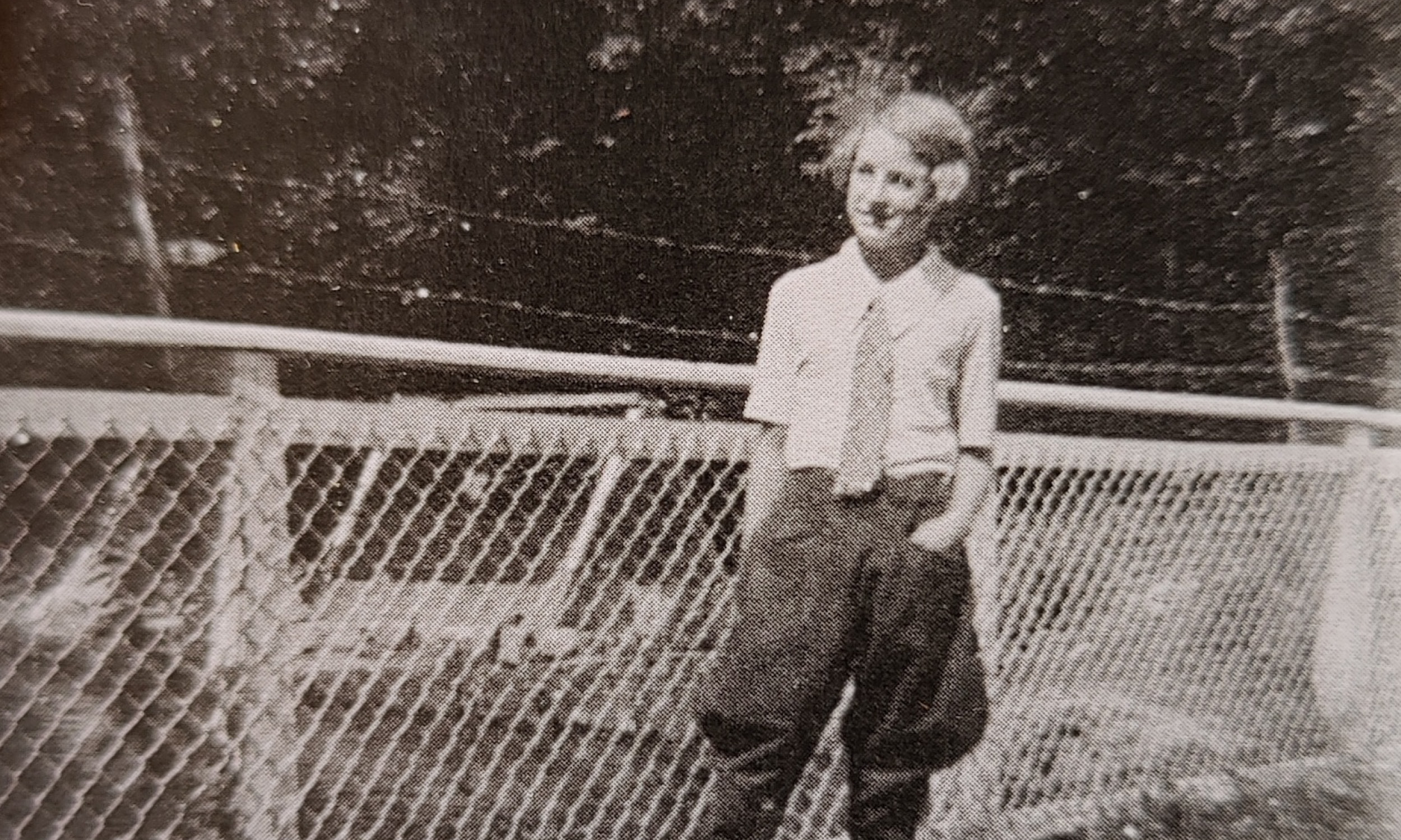 Doris Pollas som barn foran hegn