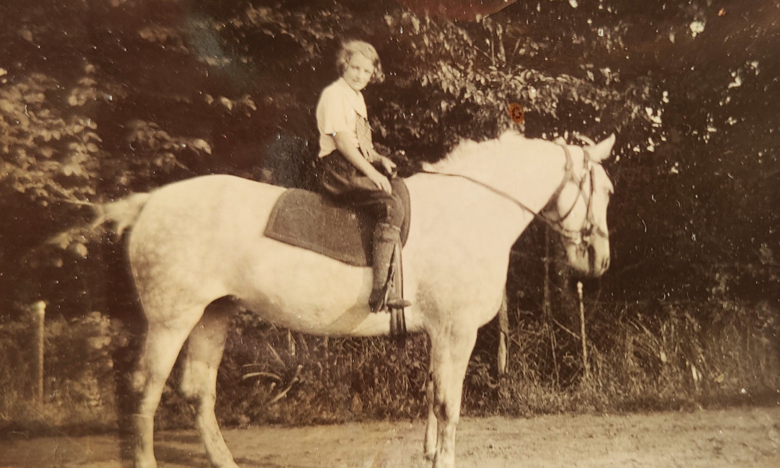 Doris Pollas som barn på hest