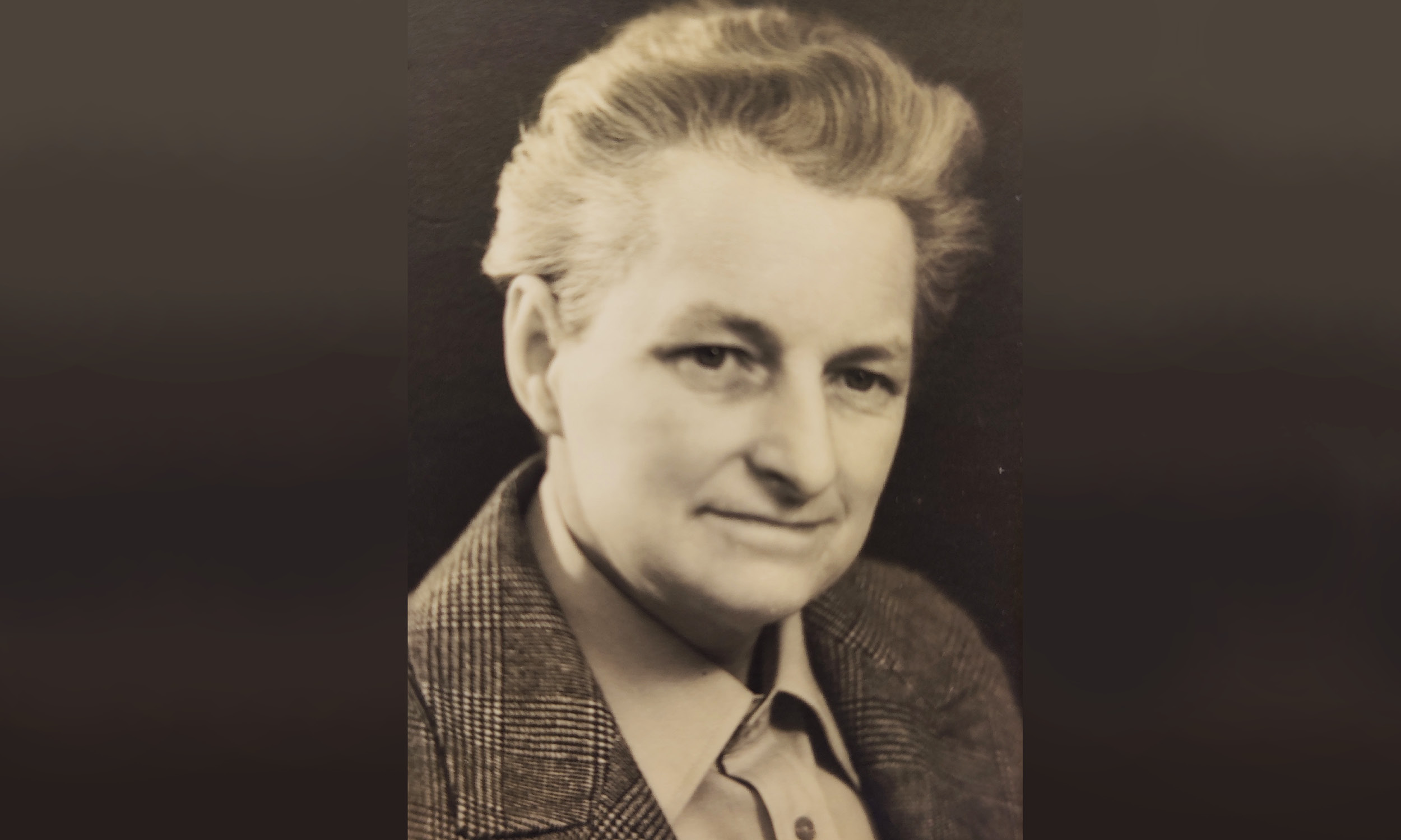 Doris Pollas yngre i habit, sort/hvid