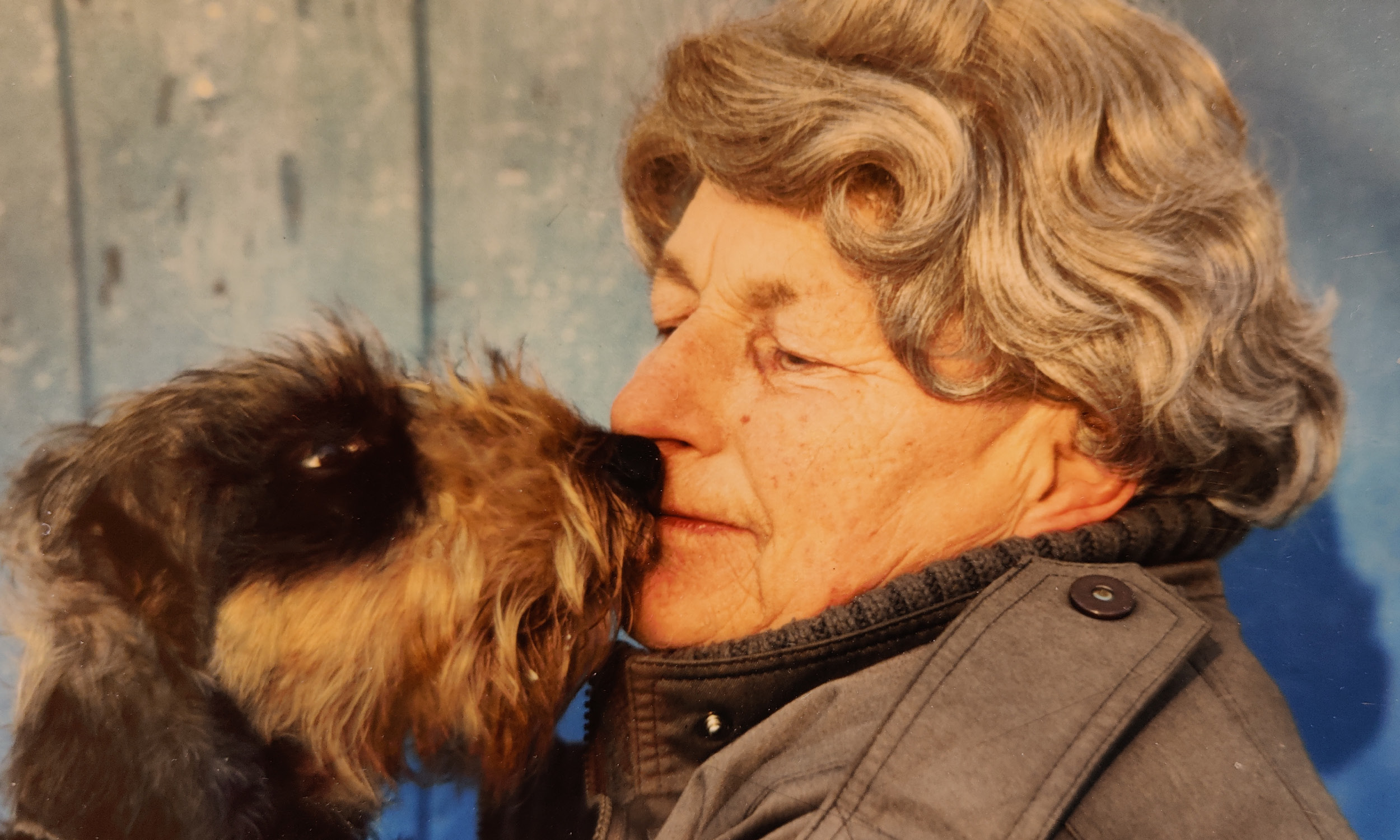 Doris Pollas med gravhund