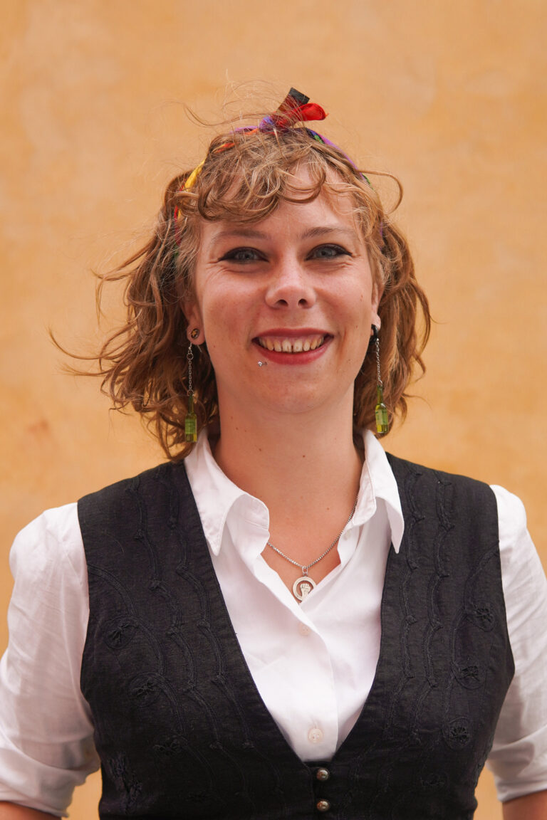 Ashley L Toft Mikkelsen (de/hun)