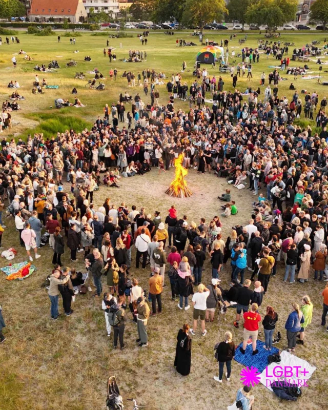 23. juni mødes vi endnu en gang til midsommerfest og fødselsdagsfejring for LGBT+ Danmark!

"I 1948 tændtes der en ild" - sådan fortalte Axel Axgil da LGBT+ Danmark blev skabt til Skt. Hans aften samme år. Vi forsætter naturligvis traditionen og samler vi os igen 23. juni og fejrer midsommerfest og 77 års fødselsdag for foreningen. Ilden som blev tændt i 1948 vil igen i år brænde 'skabet' og vi fylder endnu en gang Amager Strandpark ud med LGBT+ kærlighed og solidaritet på tværs af vores fællesskaber.❤️
 
Så sæt kryds i kalenderen nu, og følg med via link i bio, hvor vi offentliggør det fulde program inden længe. 
 
Hvem skal du følges med i år? Tag dem her!