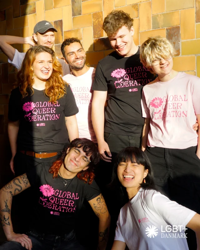 Vis os dit LGBT+ Danmark merch og vind en rabatkode til dit næste køb!

Har du endnu ikke købt noget af vores merch? Så tag et smut forbi webshoppen i dag - så kan du stadig nå at være med i konkurrencen🔥

📸 @stellamalfilatre