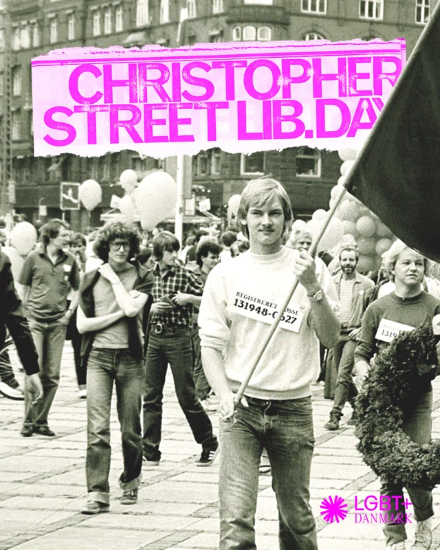 Hurra for Stonewall - og for 54 år med danske markeringer

På en usædvanligt varm, måneoplyst lørdag nat omkring kl. 1 den 28. juni 1969 foretog politiet endnu en razzia på homobaren Stonewall Inn på Christopher Street i New York. Men denne svedige sommernat skete der noget nyt. Politiet mødte modstand, bl.a. fra den selv-erklærede ”drag queen” Marsha P. Johnson. Den rutinemæssige politibrutalitet blev udfordret, og kampene mod politiet førte til protester og demonstrationer i dagene og ugerne efter. Den moderne kamp for homoseksuelle ligestilling var begyndt.

På årsdagen for optøjerne markerede det amerikanske miljø den første Christopher Street Liberation Day i New York og flere andre større byer. Stonewall-oprøret i sig selv og markeringen af det som et samlingspunkt for protest spredte sig lynhurtigt udover landets grænser. 

I Danmark markeres den første Christopher Street Liberation Day allerede i 1971. Her holder vores forenings formand Per Kleis Bønnelycke tale, hvor han bl.a. understreger homokampens forbundethed med kampen mod racisme – intersektionalitet, ville vi måske kalde det i dag.

I 1980erne hedder begivenheden Bøsse-Lesbisk Befrielsesdag, inden det i 1990erne får navnet Pride – først Mermaid Pride og sidenhen @copenhagenpride

Fotoet er fra International Gay and Lesbian Liberation Day på Rådhuspladsen i København i 1981.

Læs mere om pride-bevægelsen på lex.dl/pride