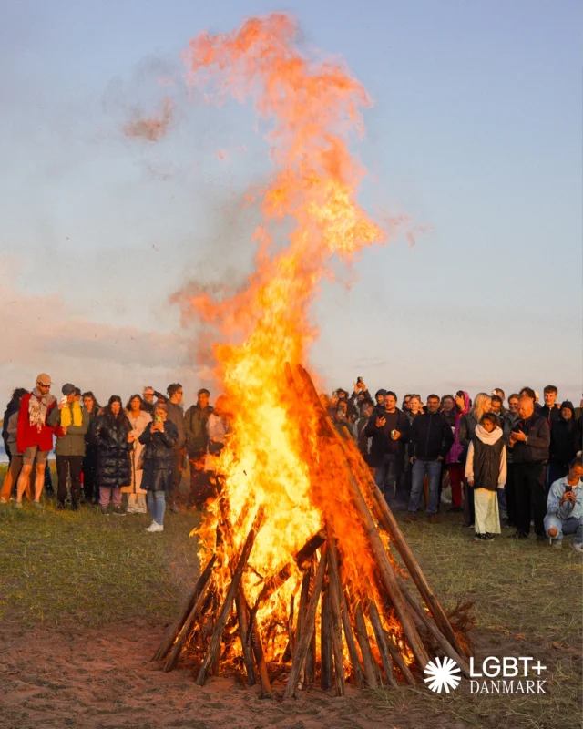 Tak for en våd men god 77 års fødselsdagsfejring og midsommerfest!🌈
 
I sidste uge trodsede flere hundrede mennesker vind og vejr for at samle sig med os om midsommerfest, afbrændingen af Københavns (måske) mindste skabe og fejring af LGBT+ Danmarks 77 års fødselsdag. Og heldigvis klarede vejret også op inden vi tændte op i bålet.
 
@elbaekuffe stod for årets båltale, hvor han berørte både egne oplevelser med at vokse op som homoseksuel mand i 60’erne og 70’erne og det arbejde hans stadig gør for LGBT+ personer globalt. Du kan læse hele Uffe Elbæks tale via link i bio.🌹