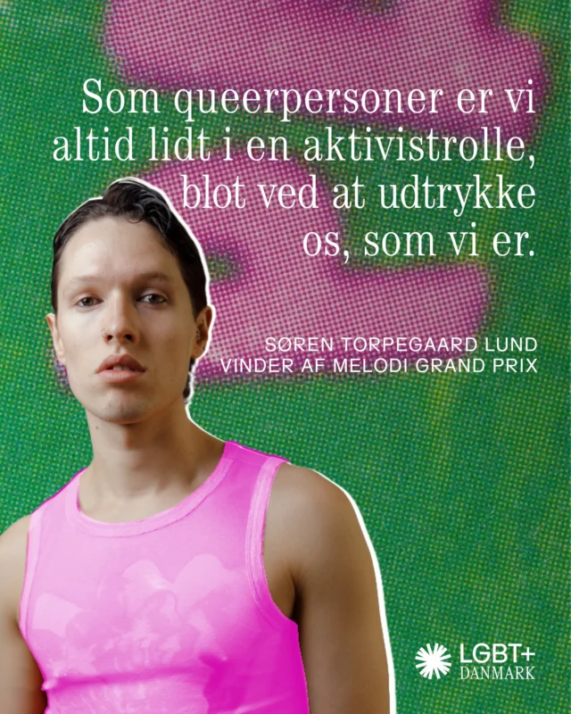 Tak for dit mod og din fabelagtige udstråling, Søren! ❤️

Hvis du savner den sidste peptalk, før du føler dig klar til at tage din egen glitrende nettrøje på eller noget andet, der viser, hvem du er, så fik vi et råd af Søren: “Hvis du tør tage din superheltekappe på – hvad end det er en glitrende fiskenetstrøje eller noget andet – og du har et bagland omkring dig, som du er tryg og selvsikker med, så tror jeg, at den udstråling, du udsender, kan have gennemslagskraft. Og du kan altid tage de første skridt i din superheltekappe i miljøer, du føler dig tryg i. Det behøver ikke være på gågaden eller Melodi Grand Prix-scenen.”🪩