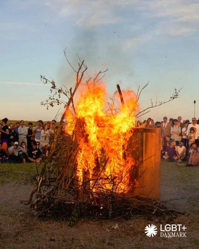 Tak til alle jer, som var med til at fejre midsommerfest i tirsdags🔥
 
Læs hele May Lifschitz’ båltale via linket i bio.
 
Tak til Mathias Kronow for at dele videoklip fra båltalen.