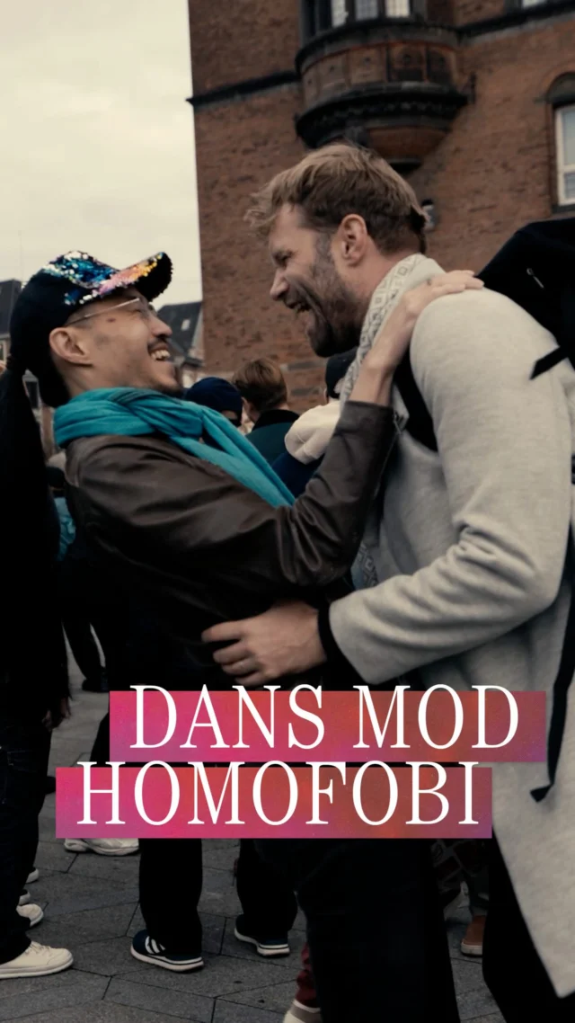 Tak for dansen mod homofobi ❤️
 
Fredag den 16. oktober markerede vi 55-årsdagen for Bøssernes Befrielsesfronts danseaktion på Rådhuspladsen. I 1971 var det ulovligt for to mænd at danse sammen i det offentlige rum, og det ville aktivisterne i Bøssernes Befrielsesfront have ændret. Det lykkedes at få forbuddet ændret to år senere.
 
I fredags hyldede vi dem, der dansede os til frihed, og dansede for dem, der stadig ikke kan mange andre steder i verden. Vi fik endda æresbesøg af parret Ole og Kris, som dansede med Bøssernes Befrielsesfront tilbage i 1971. 
Tak til alle jer, som dansede med, og særlig tak til @boessehuset , @copenhagenpride og @panidraet for at arrangere dans med os🪩
 
 🎥 Sanne This / @sanne_this